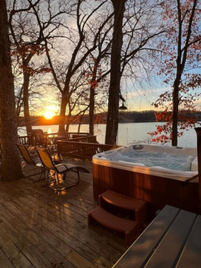 Lakefront Home with Amazing Views, Hot tub, Boat JetSki Rental Option